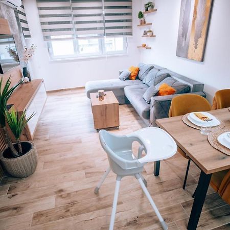Apartman Lux-Besplatno Koriscenje Zasebne Garaze Sremska Mitrovica Bagian luar foto