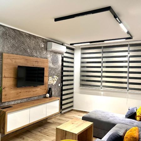 Apartman Lux-Besplatno Koriscenje Zasebne Garaze Sremska Mitrovica Bagian luar foto