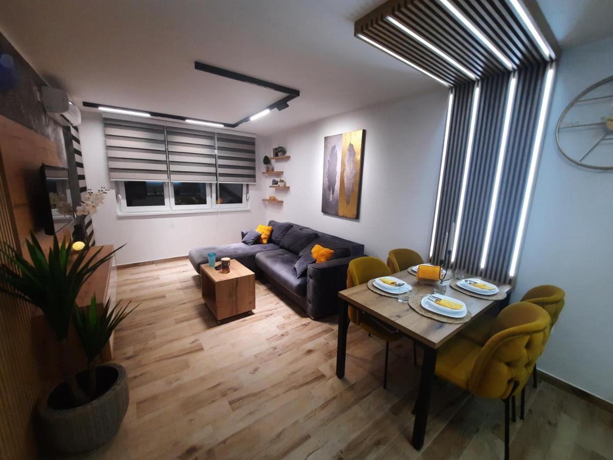 Apartman Lux-Besplatno Koriscenje Zasebne Garaze Sremska Mitrovica Bagian luar foto