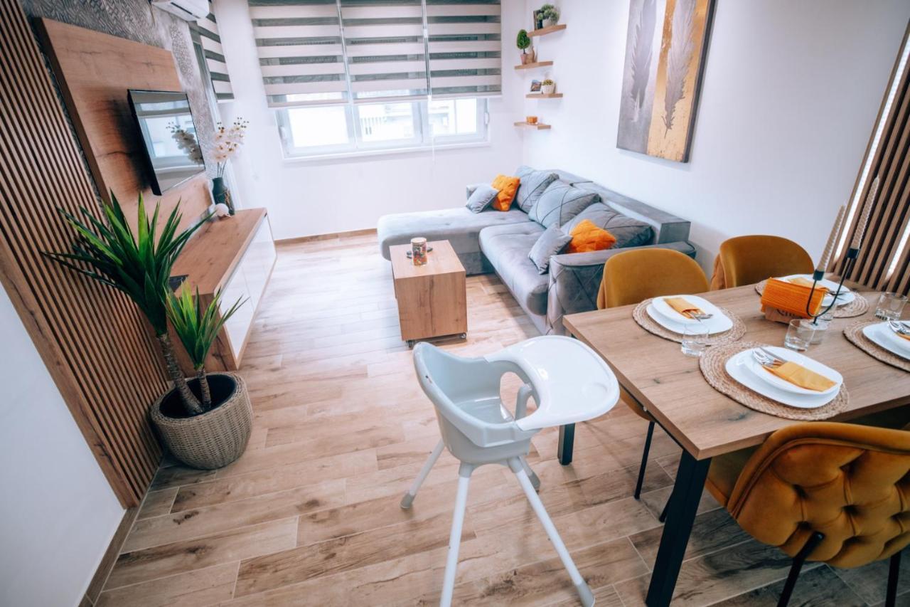 Apartman Lux-Besplatno Koriscenje Zasebne Garaze Sremska Mitrovica Bagian luar foto