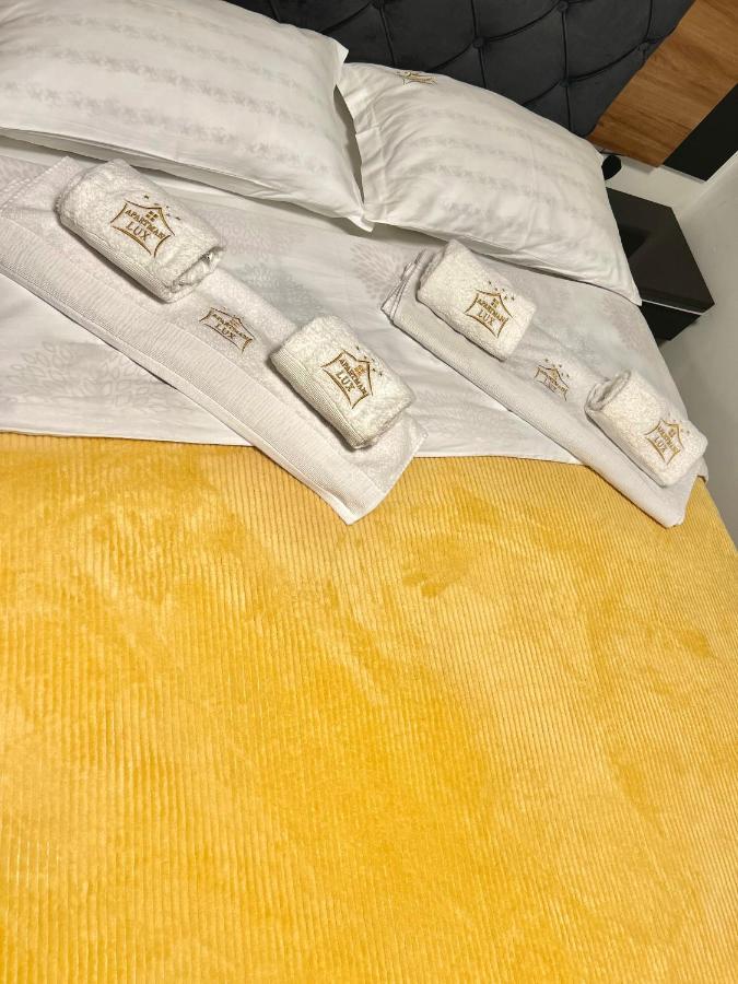 Apartman Lux-Besplatno Koriscenje Zasebne Garaze Sremska Mitrovica Bagian luar foto
