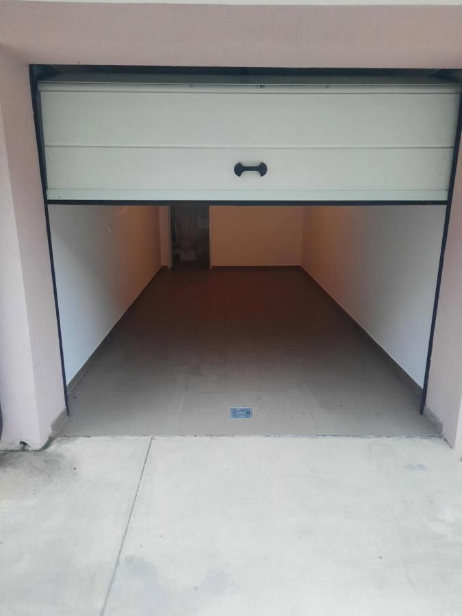 Apartman Lux-Besplatno Koriscenje Zasebne Garaze Sremska Mitrovica Bagian luar foto