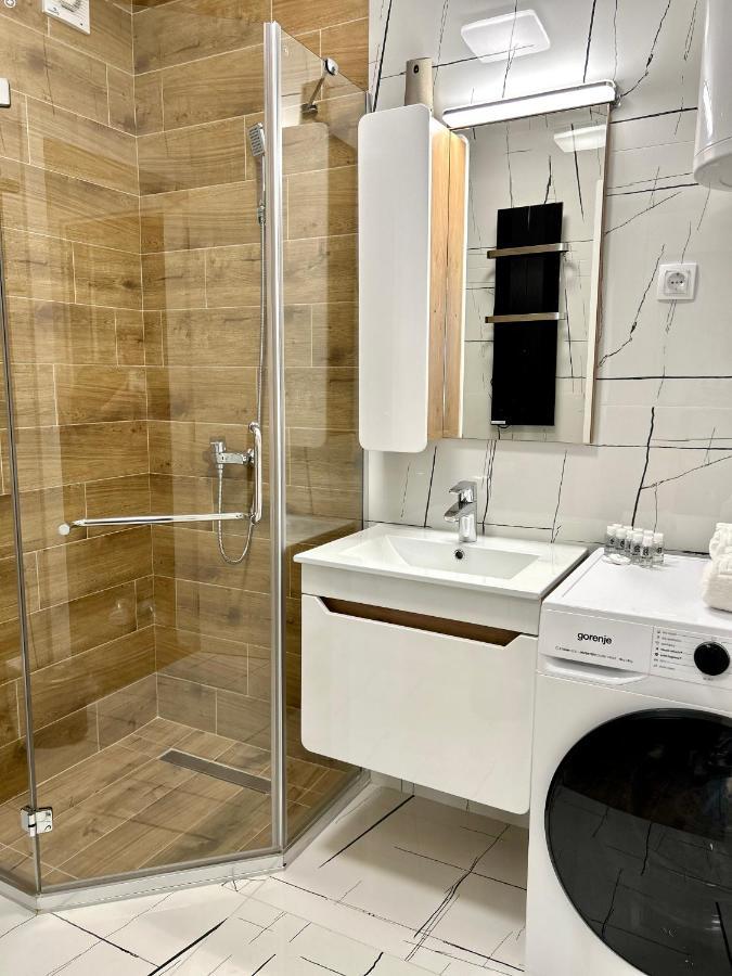 Apartman Lux-Besplatno Koriscenje Zasebne Garaze Sremska Mitrovica Bagian luar foto