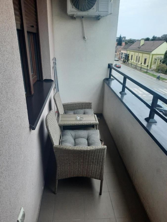 Apartman Lux-Besplatno Koriscenje Zasebne Garaze Sremska Mitrovica Bagian luar foto