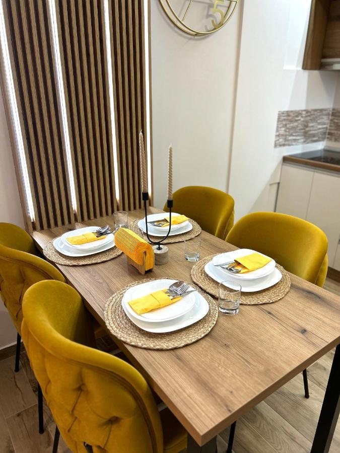 Apartman Lux-Besplatno Koriscenje Zasebne Garaze Sremska Mitrovica Bagian luar foto