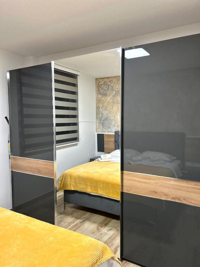 Apartman Lux-Besplatno Koriscenje Zasebne Garaze Sremska Mitrovica Bagian luar foto