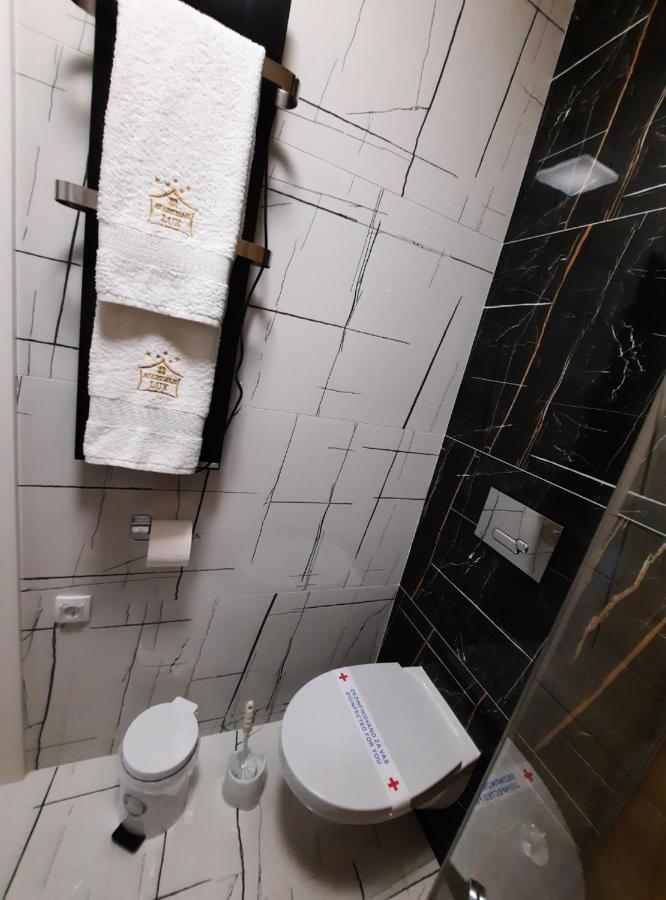 Apartman Lux-Besplatno Koriscenje Zasebne Garaze Sremska Mitrovica Bagian luar foto