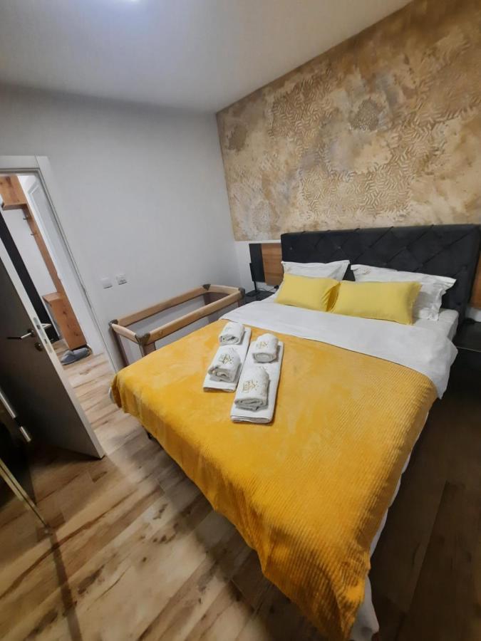Apartman Lux-Besplatno Koriscenje Zasebne Garaze Sremska Mitrovica Bagian luar foto