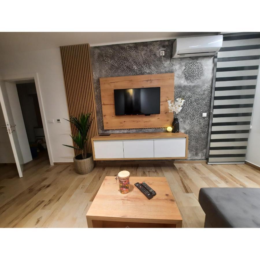 Apartman Lux-Besplatno Koriscenje Zasebne Garaze Sremska Mitrovica Bagian luar foto