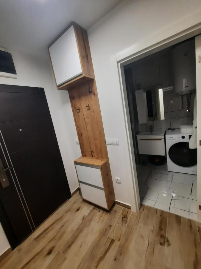 Apartman Lux-Besplatno Koriscenje Zasebne Garaze Sremska Mitrovica Bagian luar foto