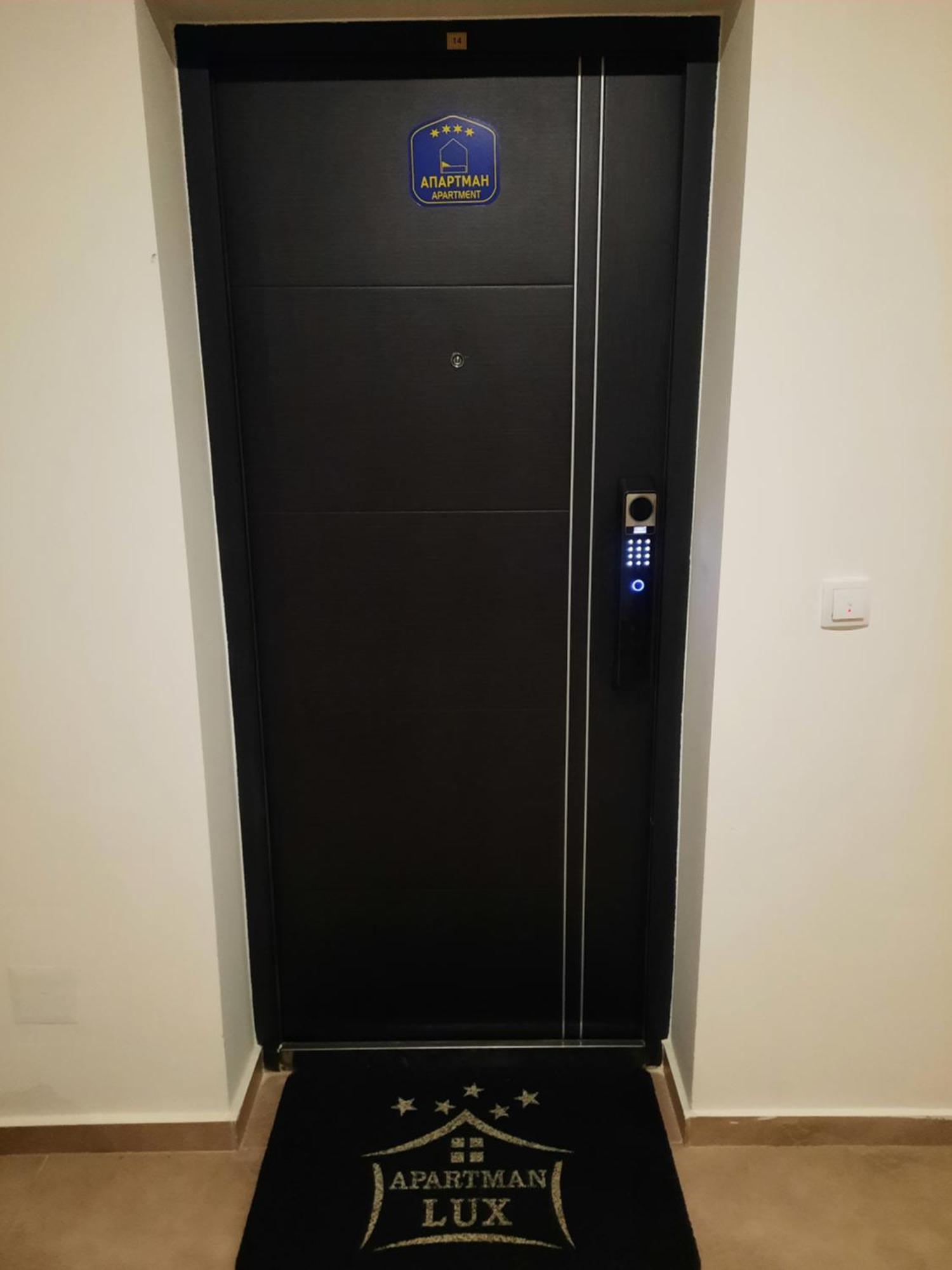 Apartman Lux-Besplatno Koriscenje Zasebne Garaze Sremska Mitrovica Bagian luar foto
